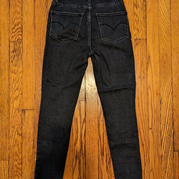 EUC Levi's 721 High Rise Skinny Jeans Black w/distressed knees - Picture 3 of 6